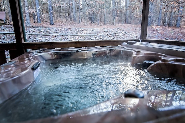 Outdoor spa tub