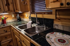 Four, plaque de cuisson, lave-vaisselle, cafetiĂšre/bouilloire