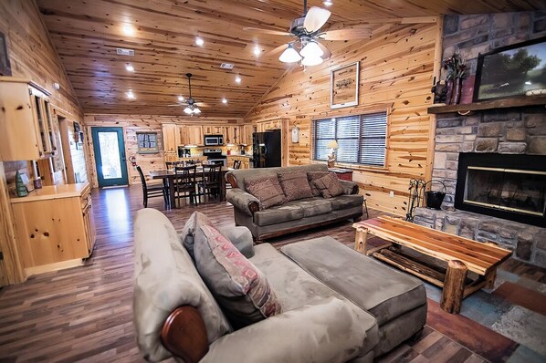 TV, fireplace - Y Knot- Broken Bow/Hochatown- 2bd - (Broken Bow)