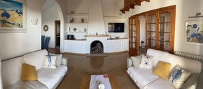 Smart TV, chimenea, reproductor de DVD y futbolito 