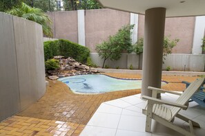 حمّام سباحة خارجي