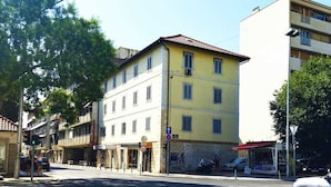 A street view with a yellow building, a crosswalk, and a traffic light. - Apartments Felicitas (Split)