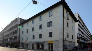 A multi-story building with a ground-floor shop and a restaurant. - Apartments Felicitas (Split)