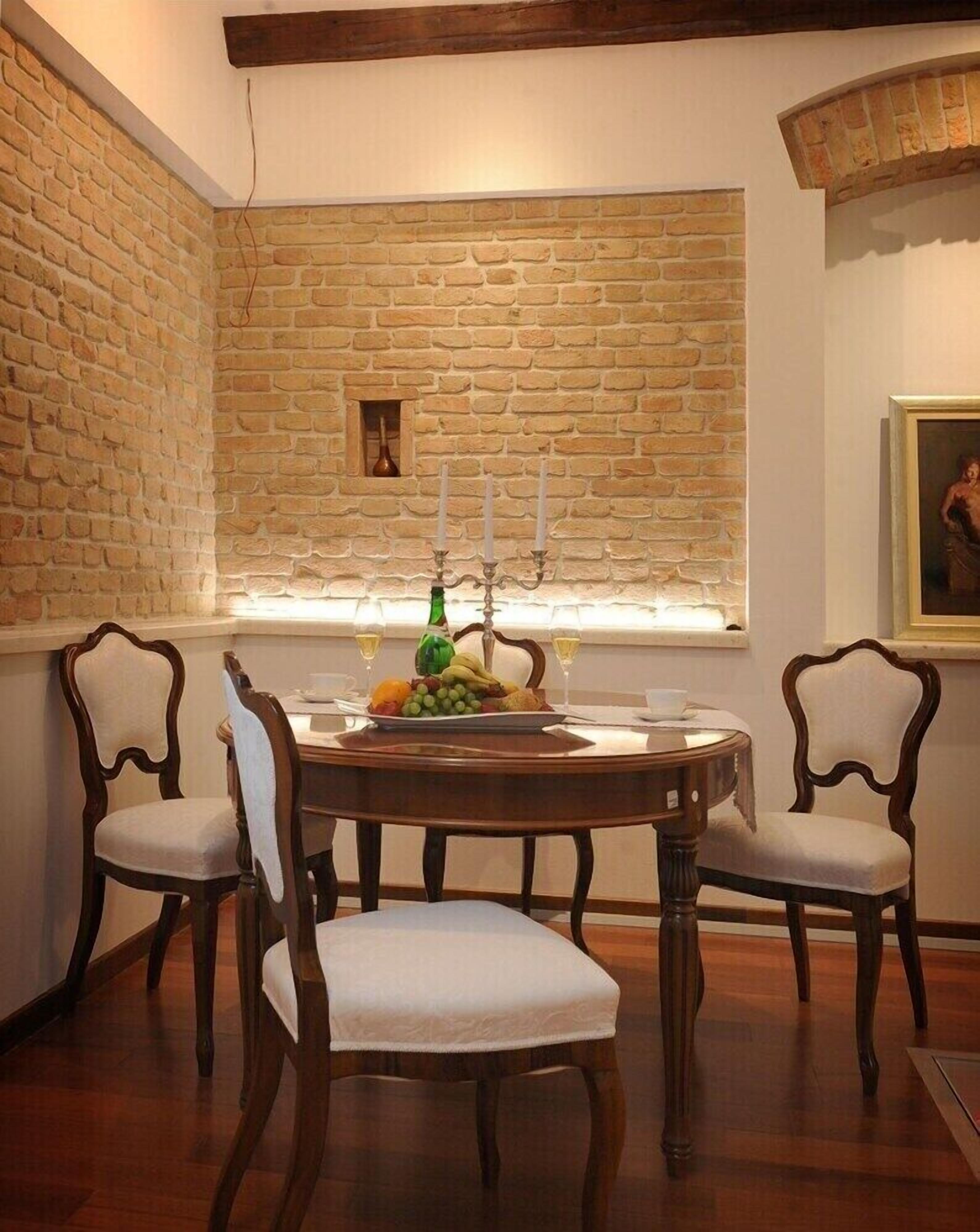 Leilighet – deluxe, 1 soverom | Oppholdsområde | Flatskjerm-TV