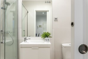 Een douche, een haardroger, handdoeken