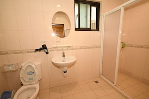 Kamer (5PAX) | Badkamer | Een douche, een regendouche, gratis toiletartikelen, een haardroger