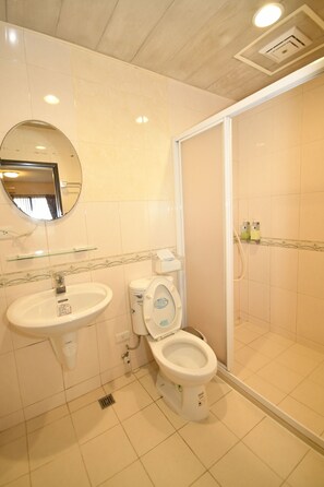 Een badkamer met een wastafel, toilet en douche.