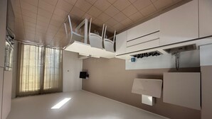 A modern, minimalist bathroom with a large mirror, a built-in sink, and a shower area. - Nice apartment in villa for 8 people with A/C, WIFI, TV, patio and pets allowed (Rosolina)