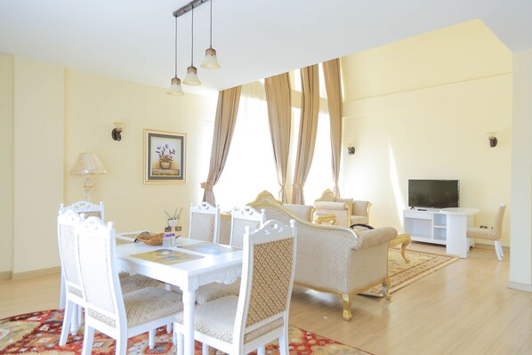 Appartement, 3 slaapkamers | Dineren op de kamer