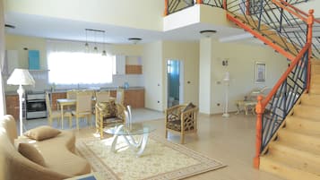 Penthouse, 4 Schlafzimmer | Wohnzimmer | 42-Zoll-Smart-TV mit Kabelempfang, Fernseher