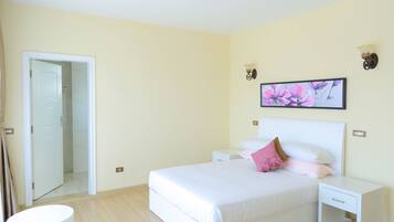 Roupas de cama premium, cofres nos quartos, individualmente decorados