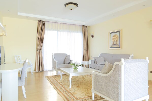 Apartment, 3 Schlafzimmer | Wohnbereich | 42-Zoll-Smart-TV mit Kabelempfang, Fernseher