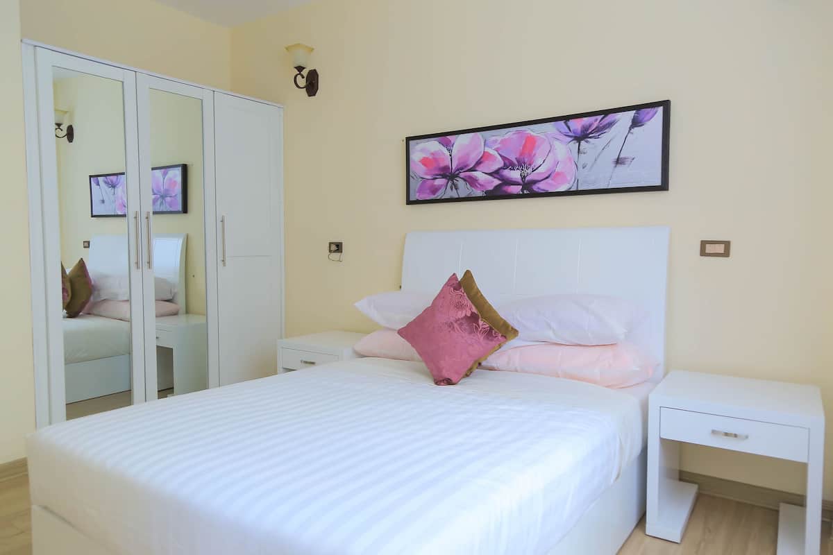 Premium bedding, in-room safe, laptop workspace, iron/ironing board