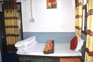 Basic Room | Living room - The Sunrise Hotel & Lodge (Bhawang)