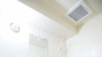 標準雙人房 (501) | 浴室 | 獨立浴缸及淋浴設備、免費梳洗用品、風筒、智能廁板座廁