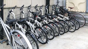 A row of bicycles parked against a wall. - SAKIZO VILLA Kyoto Jingu-michi Sanjo 501 (Kyoto)