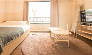 A hotel room with a bed, a desk, a TV, and a view of the outside. - SAKIZO VILLA Kyoto Jingu-michi Sanjo 504 (Kyoto)
