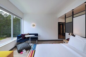 Desk, laptop workspace, soundproofing, free WiFi - Aloft Little Rock West (Little Rock)