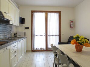 Mikrobølgeovn, opvaskemaskine, højstol