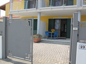 Outdoor dining - Cosy apartment in villa for 4 people with WIFI, A/C, TV and terrace (Comacchio)