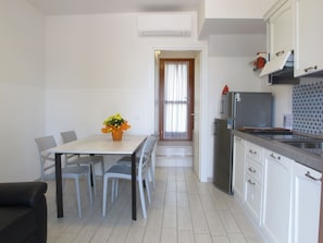 Dining - Cosy apartment in villa for 4 people with WIFI, A/C, TV and terrace (Comacchio)