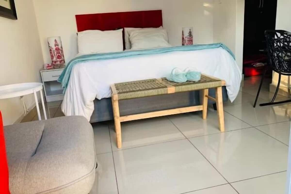 1 slaapkamer, een bureau, een strijkplank/strijkijzer, beddengoed