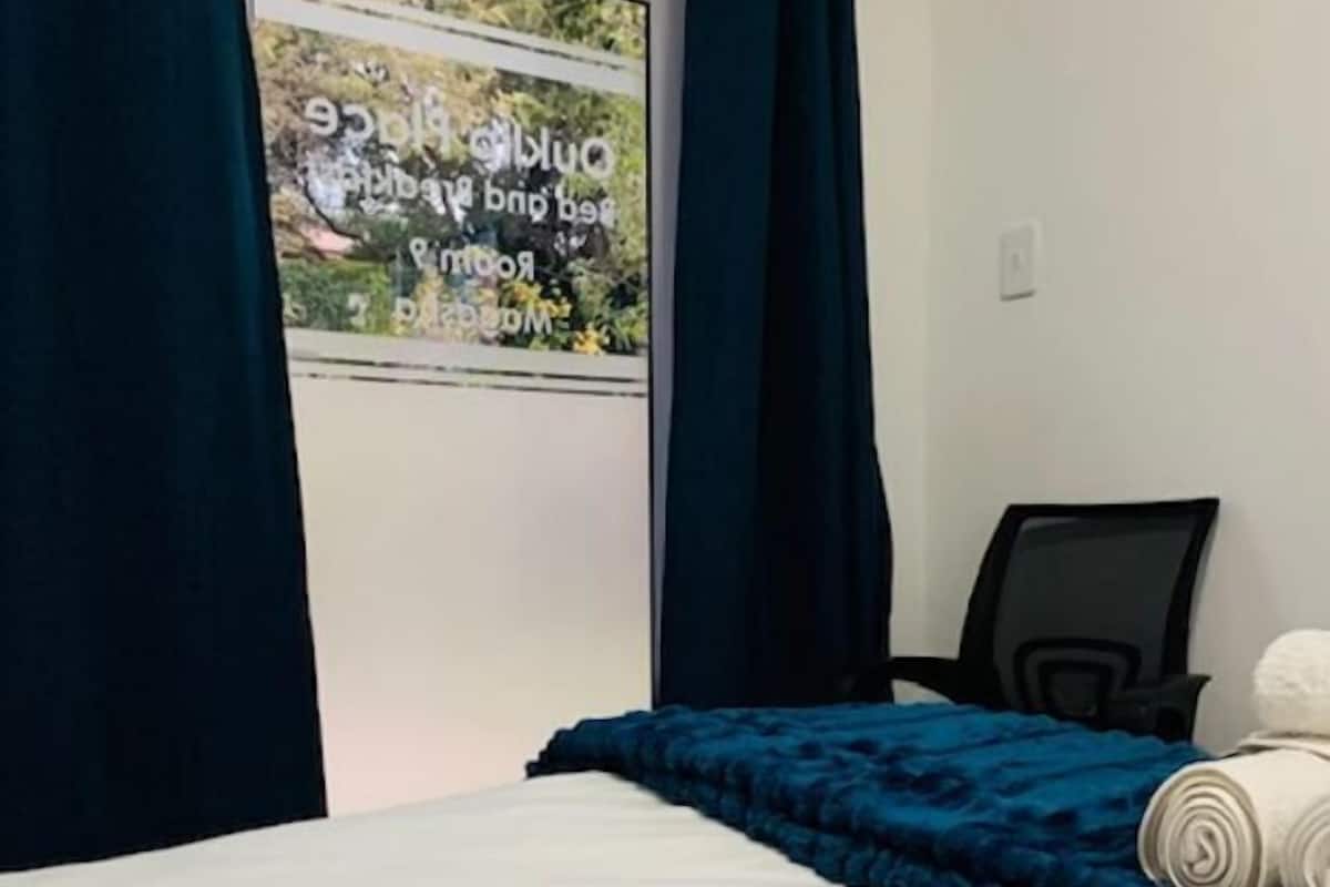 1 slaapkamer, een bureau, een strijkplank/strijkijzer, beddengoed