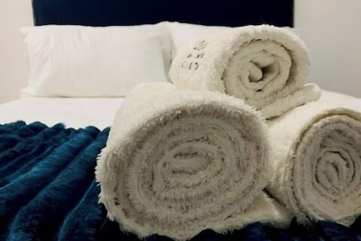 1 habitación, escritorio, tabla de planchar con plancha y ropa de cama