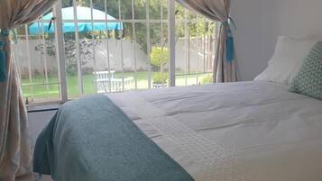 Quarto casal, vista para o jardim | Escrivaninha, ferros/tábuas de passar roupa, roupa de cama