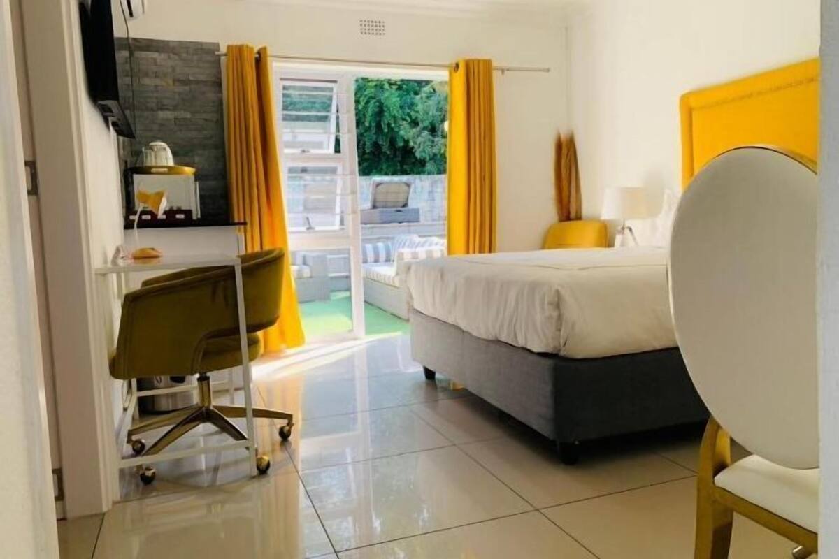 1 habitación, escritorio, tabla de planchar con plancha y ropa de cama