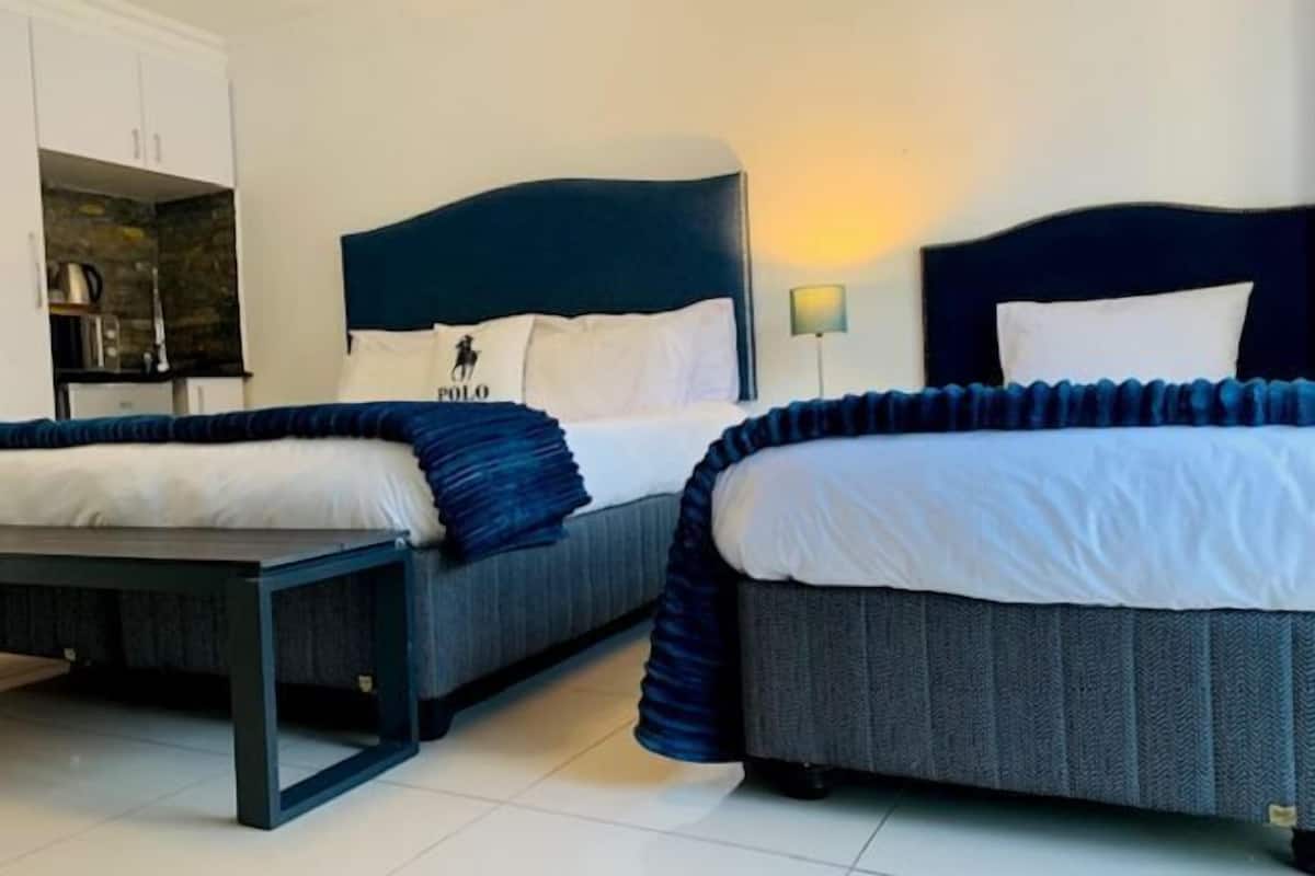 1 slaapkamer, een bureau, een strijkplank/strijkijzer, beddengoed