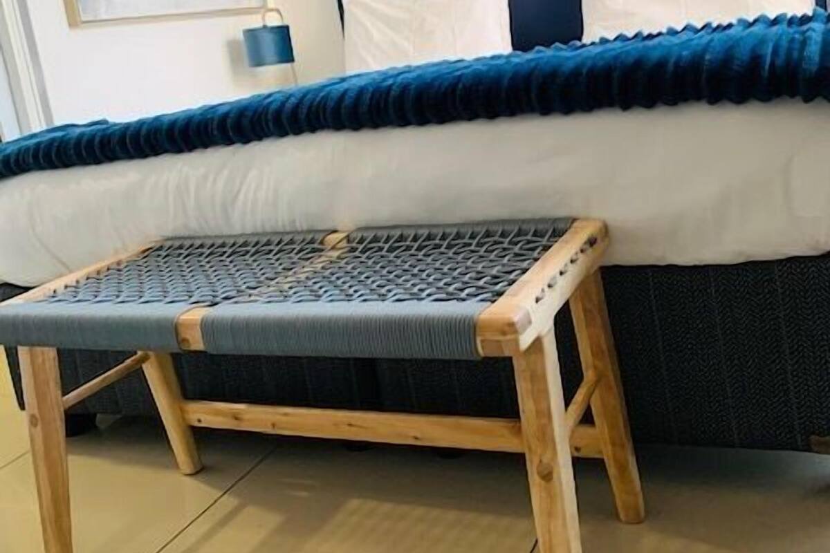 1 habitación, escritorio, tabla de planchar con plancha y ropa de cama