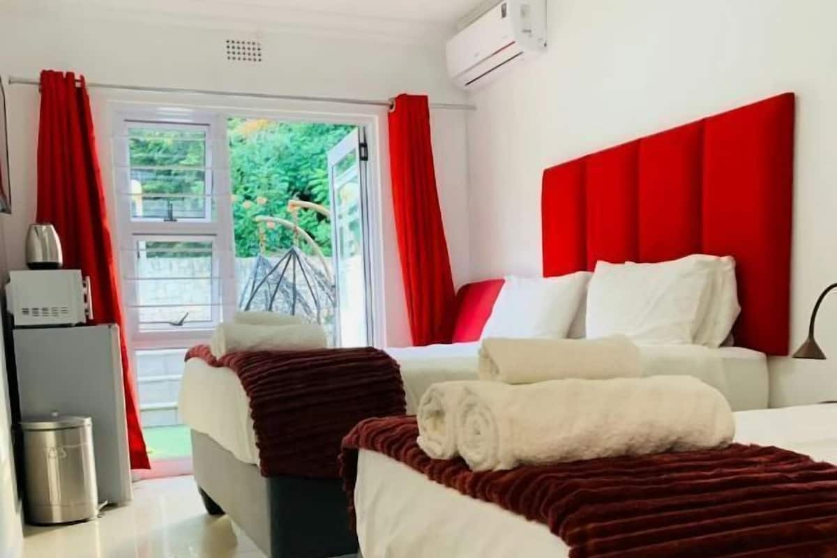 1 habitación, escritorio, tabla de planchar con plancha y ropa de cama