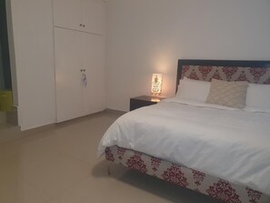 Desk, iron/ironing board, bed sheets - Ouklip Place (Roodepoort)