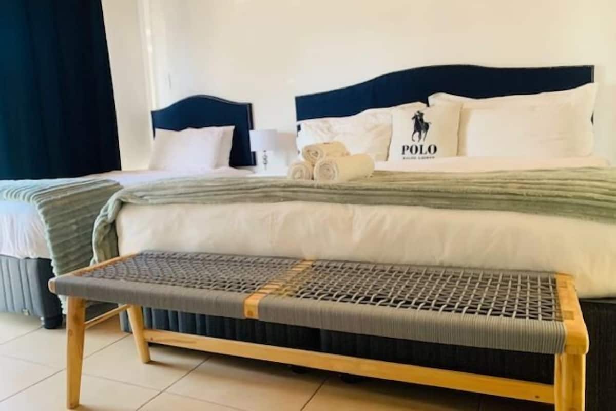 1 habitación, escritorio, tabla de planchar con plancha y ropa de cama
