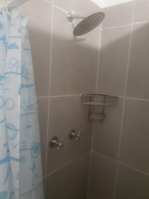 Badkamer met douche