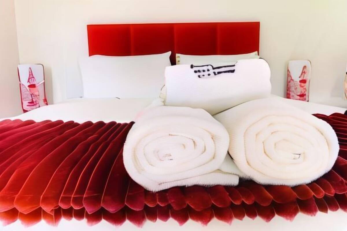 1 habitación, escritorio, tabla de planchar con plancha y ropa de cama
