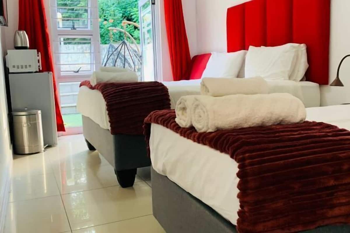 1 habitación, escritorio, tabla de planchar con plancha y ropa de cama