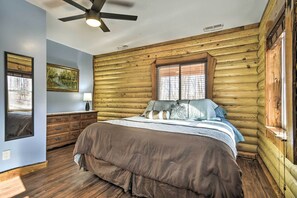 3 bedrooms, desk, iron/ironing board, Internet - Dock w/ Boat Slip: Cozy Cabin Near Leesville Lake! (Pittsville)