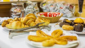 Daily continental breakfast (EUR 3 per person)