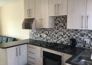 Private kitchen - Modern 2 beds apartment 13km to OR Tambo Airport (Terenure)