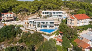 A modern multi-story house with a swimming pool, surrounded by lush greenery and hills. - Luxury Villa Princess of Hvar with Pool (Hvar)