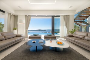 Villa, 4 chambres | Salle de séjour | TV connectée