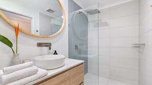 Shower, jetted bath - Coastal Luxe 2BR Apartment + Spa Studio with Lagoo (PORT DOUGLAS)