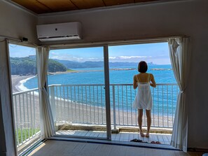 Habitació amb balcó amb vistes a la platja i l'oceà.
