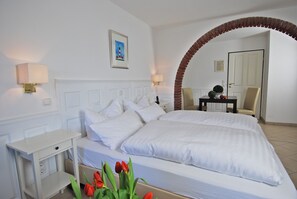 Room (004) | 1 bedroom, in-room safe, blackout curtains, bed sheets - Nordseehotel Hörn van Diek (Esens)