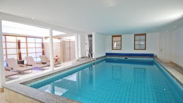 Innenpool, geöffnet von 08:00 Uhr bis 20:00 Uhr, Liegestühle