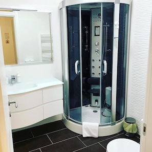 Superior appartement, 1 slaapkamer | Badkamer | Een douche, handdoeken