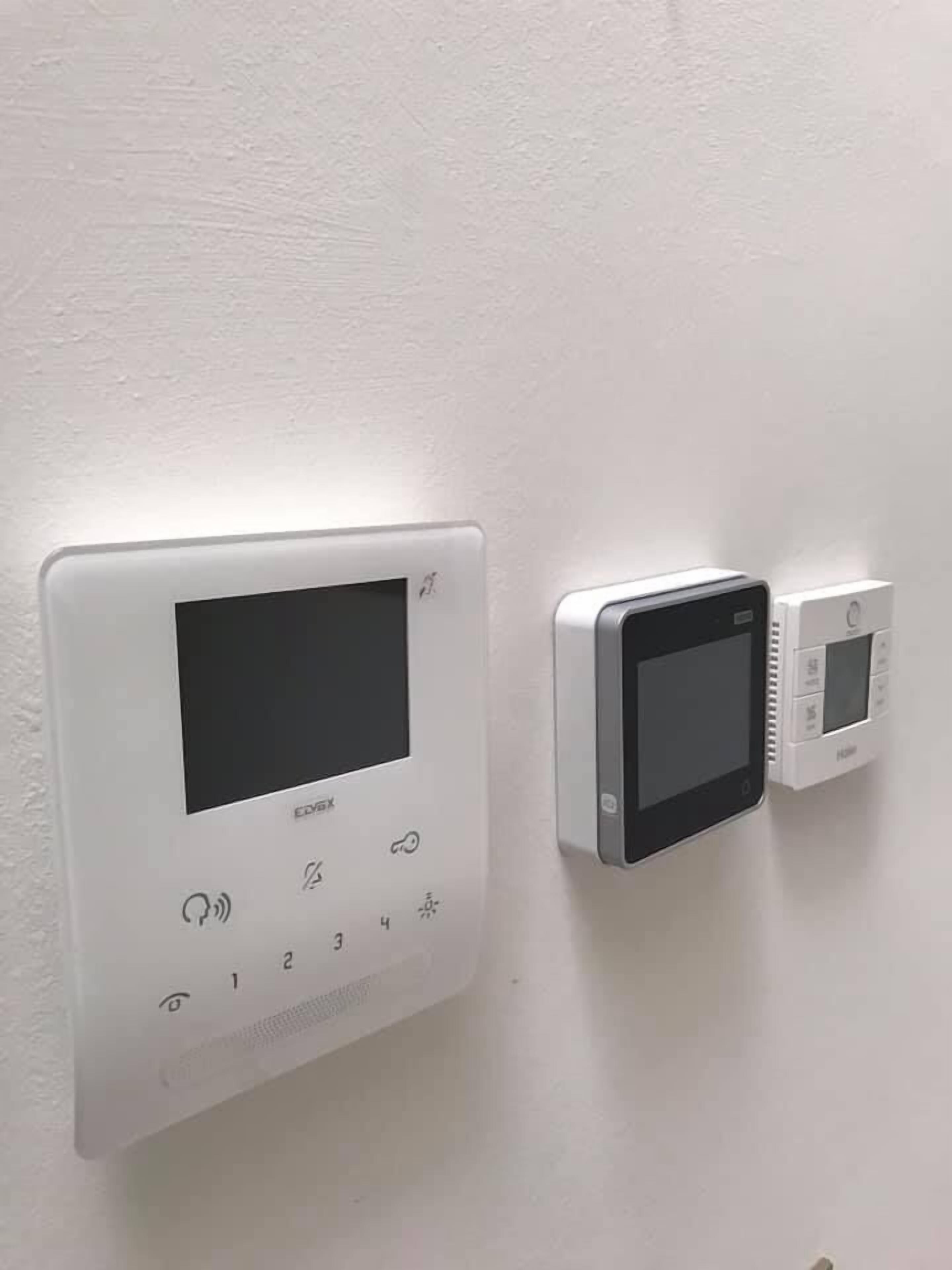 Un thermostat mural doté d’un écran numérique et d’un panneau de commande.