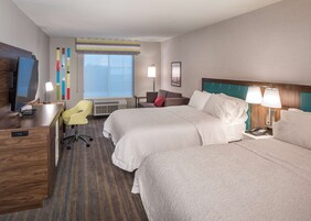 客房内保险箱、办公桌、笔记本电脑工作区、遮光窗帘